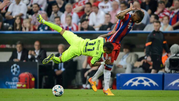 12. Mai 2015: Muenchen, Allianz Arena: Fussball UEFA Champions League, Halbfinale: FC Bayern Muenchen - FC Barcelona Barca Barcelonas Neymar gegen Muenchens Jerome Boateng.