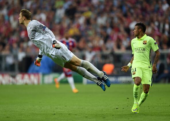 FUSSBALL CHAMPIONS LEAGUE SAISON 2014 2015 HALBFINALE RUECKSPIEL FC Bayern Muenchen - FC Barcelona Barca 12.05.2015 Torwart Manuel Neuer (FC Bayern Muenchen) rettet spektakulaer. Neymar (re, Barca) staunt 