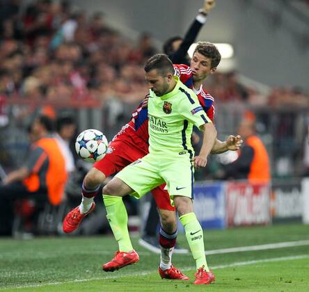 l-r: im Zweikampf, Aktion, mit Thomas Mueller 25 (FC Bayern Muenchen) und Jordi Alba 18 FC Barcelona Barca , FC Bayern Muenchen vs. FC Barcelona, Fussball, Champions League, 12.05.2015 Copyright: Kolbert xEibner-Pressefoto EP_ckt