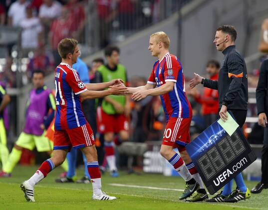 12.05.2015, Fussball Championsleague 2014 2015, Halbfinale Rückspiel, FC Bayern München - FC Barcelona Barca in der Allianz-Arena München. v.li: Philipp Lahm (München) geht vom Feld für Sebastian Rode (Bayern). 