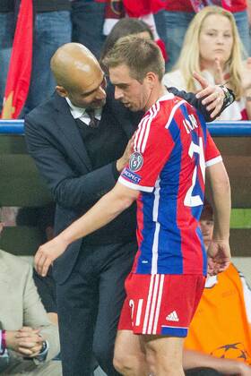 GER, UEFA CL Halbfinale, FC Bayern Muenchen vs. FC Barcelona Barca 12.05.2015, Allianz Arena, Muenchen, GER, UEFA CL Halbfinale, FC Bayern Muenchen vs. FC Barcelona, im Bild Pep Guardiola (Cheftrainer FCB) mit Philipp Lahm (FCB 21) nphxStraubmeier