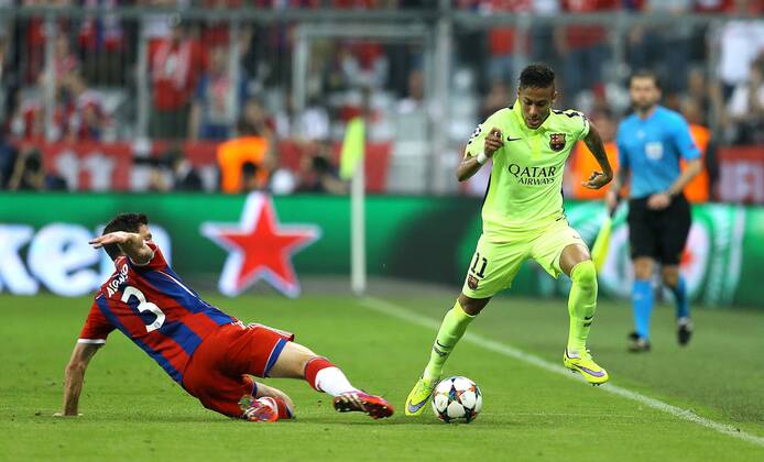 Foto : Neymar ( Barca ) - gegen .... Xabi Alonso , links Fussball - Championsleague Semifinale am Di. 12.05.2015 Bayern München - CF Barcelona