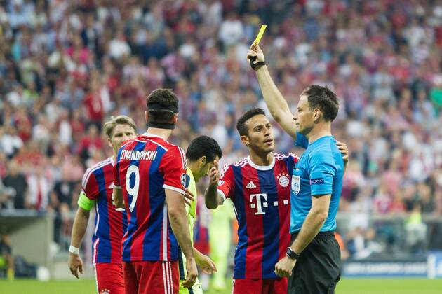 GER, UEFA CL Halbfinale, FC Bayern Muenchen vs. FC Barcelona Barca 12.05.2015, Allianz Arena, Muenchen, GER, UEFA CL Halbfinale, FC Bayern Muenchen vs. FC Barcelona, im Bild Gelbe Karte fuer Robert Lewandowski (FCB 9) nphxStraubmeier