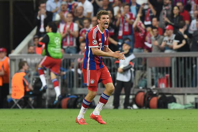Fußball Champions League Halbfinale Bayern München - FC Barcelona Barca am 12.05.2015 in der Allianz Arena in München Torjubel zum 3:2 durch Thomas Müller ( München )