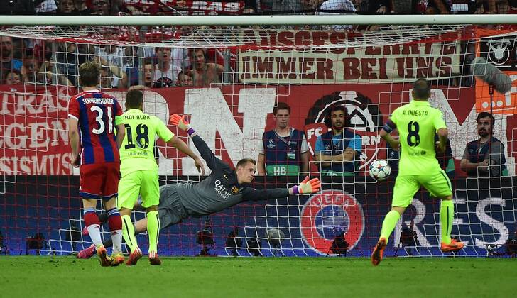 12.05.2015, xjhx, Fussball UEFA Champions League, FC Bayern Muenchen - FC Barcelona Barca v.l. Thomas Mueller (FC Bayern Muenchen), Marc Andre ter Stegen (FC Barcelona) Goal scored, Tor zum 3:2