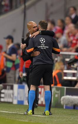 12.05.2015, Fussball Championsleague 2014 2015, Halbfinale Rückspiel, FC Bayern München - FC Barcelona Barca in der Allianz-Arena München. Trainer Pep Guardiola (li, Bayern München) busselt den vierten Offiziellen nieder. 