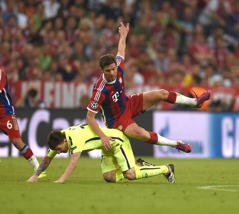 12.05.2015, Fussball Championsleague 2014 2015, Halbfinale Rückspiel, FC Bayern München - FC Barcelona Barca in der Allianz-Arena München. unten: Lionel Messi (Barcelona) gegen Xabi Alonso (Bayern München). 