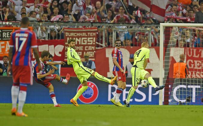 12.05.2015, Fussball Championsleague 2014 2015, Halbfinale Rückspiel, FC Bayern München - FC Barcelona Barca in der Allianz-Arena München. Thomas Müller (li, München) erzielt hier das Tor zum 3:2. 