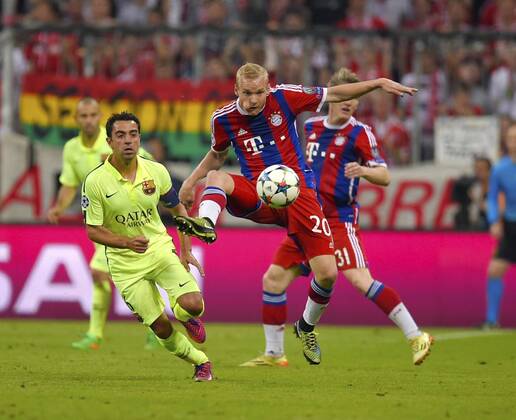 12.05.2015, Fussball Championsleague 2014 2015, Halbfinale Rückspiel, FC Bayern München - FC Barcelona Barca in der Allianz-Arena München. v.li: Xavi (Barcelona) gegen Sebastian Rode (Bayern). 