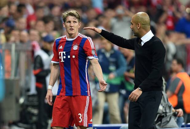 FUSSBALL CHAMPIONS LEAGUE SAISON 2014 2015 HALBFINALE RUECKSPIEL FC Bayern Muenchen - FC Barcelona Barca 12.05.2015 Bastian Schweinsteiger (li) und Trainer Pep Guardiola (re, beide FC Bayern Muenchen) 