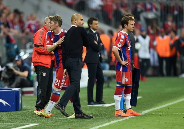FUSSBALL CHAMPIONS LEAGUE SAISON 2014 2015 HALBFINALE RUECKSPIEL FC Bayern Muenchen - FC Barcelona Barca 12.05.2015 Bastian Schweinsteiger (li), Mario Goetze (re) und Trainer Pep Guardiola (Mitte, alle FC Bayern Muenchen) 