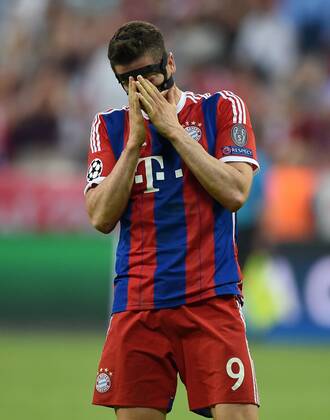 FUSSBALL CHAMPIONS LEAGUE SAISON 2014 2015 HALBFINALE RUECKSPIEL FC Bayern Muenchen - FC Barcelona Barca 12.05.2015 Robert Lewandowski (FC Bayern Muenchen) ist enttaeuscht 