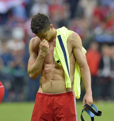 12.05.2015, Fussball Championsleague 2014 2015, Halbfinale Rückspiel, FC Bayern München - FC Barcelona Barca in der Allianz-Arena München. Robert Lewandowski (Bayern München) ist nach dem Spiel enttäuscht. 