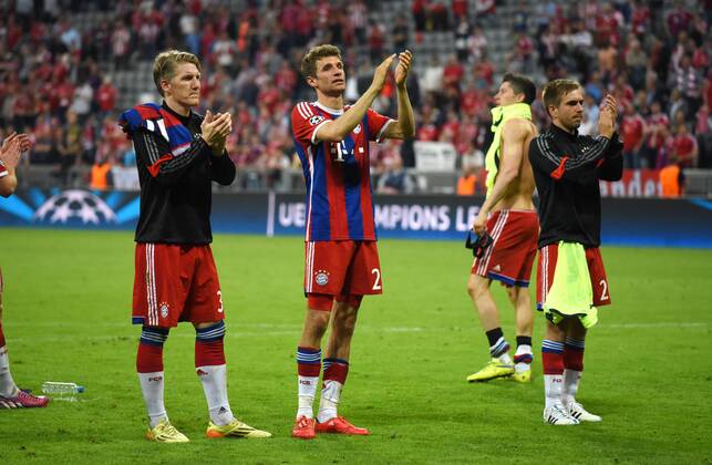 12.05.2015, Fussball, Saison 2014 15, Champions League, 2014 15, Halbfinale, FC Bayern München - FC Barcelona Barca Bastian Schweinsteiger (Bayern Muenchen), Thomas Mueller, Thomas Müller (Bayern Muenchen), Philipp Lahm (Bayern Muenchen), v.li., feiern trotzdem mit den Fans