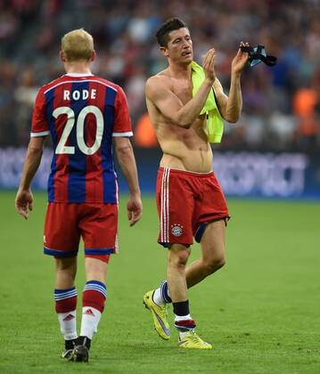 FUSSBALL CHAMPIONS LEAGUE SAISON 2014 2015 HALBFINALE RUECKSPIEL FC Bayern Muenchen - FC Barcelona Barca 12.05.2015 Sebastian Rode (li) und Robert Lewandowski (re, beide FC Bayern Muenchen) sind nach dem Abpfiff enttaeuscht 