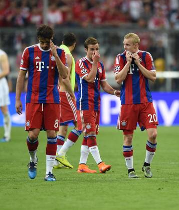 FUSSBALL CHAMPIONS LEAGUE SAISON 2014 2015 HALBFINALE RUECKSPIEL FC Bayern Muenchen - FC Barcelona Barca 12.05.2015 Javi Martinez, Mario Goetze und Sebastian Rode (v.l., alle FC Bayern Muenchen) sind nach dem Abpfiff enttaeuscht 