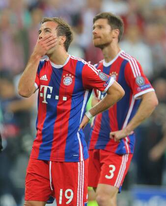 Mario GOETZE, FCB 19 Xabi ALONSO, FCB 3 Emotionen, enttaeuscht, Enttaeuschung, Frust, frustriert, Trauer ,traurig, verzweifelt, Verzweiflung FC BAYERN MUENCHEN - FC Barcelona Barca , Fussball UEFA Champions League, Halbfinale Rueckspiel, Muenchen, 12.05.2015 CL Saison 2014 2015, FCB, Muenchen