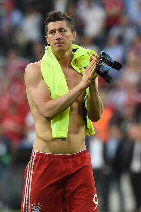 Fußball Champions League Halbfinale Bayern München - FC Barcelona Barca am 12.05.2015 in der Allianz Arena in München Robert Lewandowski ( München ) enttäuscht