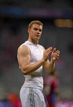 12.05.2015, Fussball Championsleague 2014 2015, Halbfinale Rückspiel, FC Bayern München - FC Barcelona Barca in der Allianz-Arena München. Muskelmann Torwart Manuel Neuer (Bayern) bedankt sich bei den Fans nach dem Spiel. 