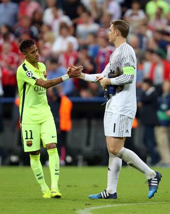 Bayern Fußball Champions League Halbfinale FC Bayern München vs. FC Barcelona Barca Handshake nach dem Spiel, v.l. Neymar (Barcelona) und Manuel Neuer (Bayern)