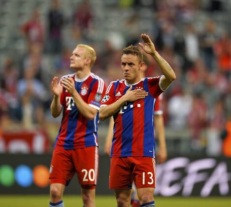 12.05.2015, Fussball Championsleague 2014 2015, Halbfinale Rückspiel, FC Bayern München - FC Barcelona Barca in der Allianz-Arena München. Die Spieler bedanken sich bei den Fans nach dem Spiel. v.li: Sebastian Rode (Bayern), Rafinha (Bayern). 