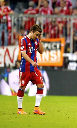 12.05.2015, Fussball Championsleague 2014 2015, Halbfinale Rückspiel, FC Bayern München - FC Barcelona Barca in der Allianz-Arena München. v.li: Mario Götze (Bayern) nach dem Spiel traurig. 