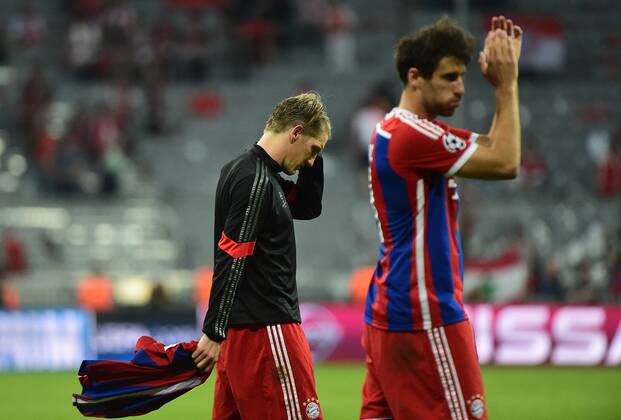 12.05.2015, xjhx, Fussball UEFA Champions League, FC Bayern Muenchen - FC Barcelona Barca v.l. Bastian Schweinsteiger (FC Bayern Muenchen), Javi Martinez (FC Bayern Muenchen) enttaeuscht, enttaeuscht schauend, dissapointed