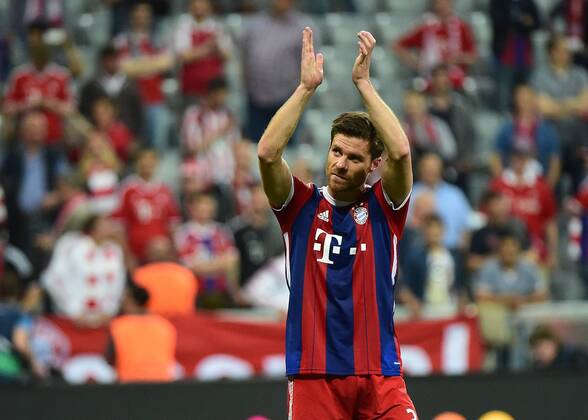 12.05.2015, xjhx, Fussball UEFA Champions League, FC Bayern Muenchen - FC Barcelona Barca v.l. Xabi Alonso (FC Bayern Muenchen) jubeln jubelt nach Spielende.