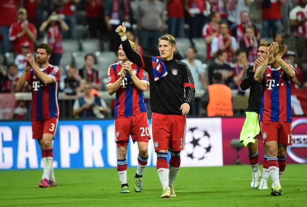 12.05.2015, xjhx, Fussball UEFA Champions League, FC Bayern Muenchen - FC Barcelona Barca v.l. Sebastian Rode (FC Bayern Muenchen), Bastian Schweinsteiger (FC Bayern Muenchen), Philipp Lahm (FC Bayern Muenchen), Rafinha (FC Bayern Muenchen) jubeln jubelt nach Spielende.