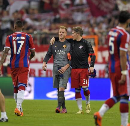 12.05.2015, Fussball Championsleague 2014 2015, Halbfinale Rückspiel, FC Bayern München - FC Barcelona Barca in der Allianz-Arena München. v.li: Torwart Marc-Andre ter Stegen (Barcelona) nach dem Spiel mit Bastian Schweinsteiger (München). 