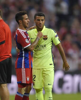 12.05.2015, Fussball Championsleague 2014 2015, Halbfinale Rückspiel, FC Bayern München - FC Barcelona Barca in der Allianz-Arena München. v.li: Thiago (Bayern München) nach dem Spiel mit seinem Bruder Rafinha (Barcelona). 