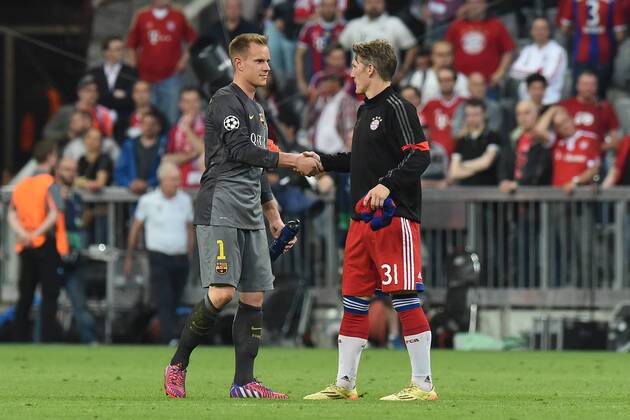 Fußball Champions League Halbfinale Bayern München - FC Barcelona Barca am 12.05.2015 in der Allianz Arena in München Marc-Andre ter Stegen ( Barcelona ), links - Bastian Schweinsteiger ( München ), rechts