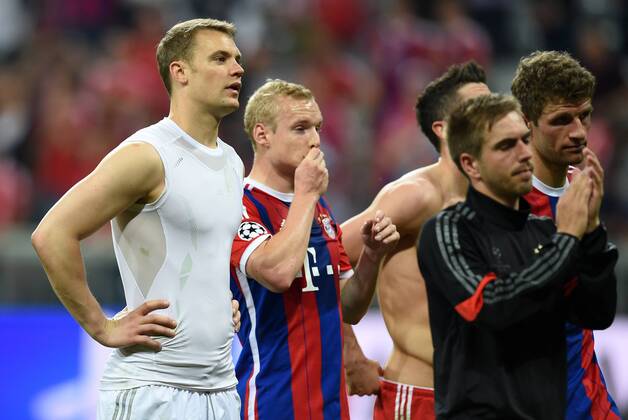 FUSSBALL CHAMPIONS LEAGUE SAISON 2014 2015 HALBFINALE RUECKSPIEL FC Bayern Muenchen - FC Barcelona Barca 12.05.2015 Torwart Manuel Neuer, Sebastian Rode, Philipp Lahm und Thomas Mueller (v.l., alle FC Bayern Muenchen) sind dem Abpfiff enttaeuscht 