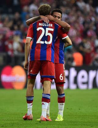 12.05.2015, xjhx, Fussball UEFA Champions League, FC Bayern Muenchen - FC Barcelona Barca v.l. Thomas Mueller (FC Bayern Muenchen), Thiago Alcantara (FC Bayern Muenchen) jubeln jubelt nach Spielende.