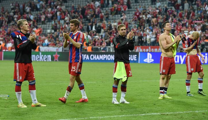FUSSBALL CHAMPIONS LEAGUE SAISON 2014 2015 HALBFINALE RUECKSPIEL FC Bayern Muenchen - FC Barcelona Barca 12.05.2015 Bastian Schweinsteiger , Thomas Mueller, Philipp Lahm Robert Lewandowski und Sebastian Rode (v.l., alle FC Bayern Muenchen) richten nach dem Abpfiff ihren Dank an die Fans 