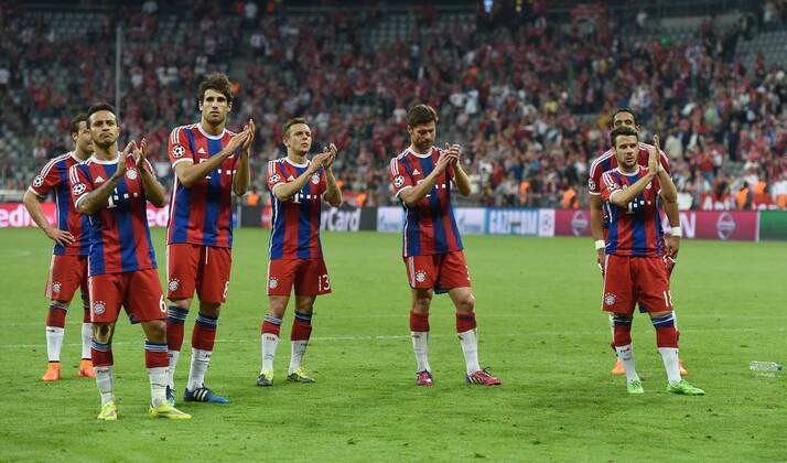FUSSBALL CHAMPIONS LEAGUE SAISON 2014 2015 HALBFINALE RUECKSPIEL FC Bayern Muenchen - FC Barcelona Barca 12.05.2015 Thiago Alcantara, Javi Martinez, Rafinha, Xabi Alonso und Juan Bernat (v.l., alle FC Bayern Muenchen) richten nach dem Abpfiff ihren Dank an die Fans 