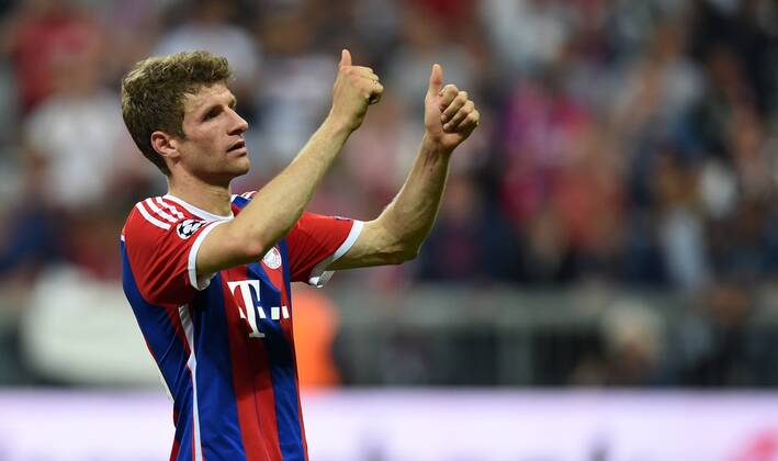 FUSSBALL CHAMPIONS LEAGUE SAISON 2014 2015 HALBFINALE RUECKSPIEL FC Bayern Muenchen - FC Barcelona Barca 12.05.2015 Thomas Mueller (FC Bayern Muenchen) richtet nach dem Abpfiff seinen Dank an die Fans 