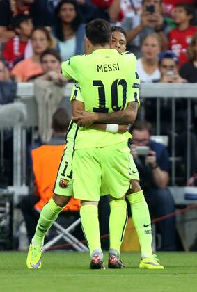 Bayern Fußball Champions League Halbfinale FC Bayern München vs. FC Barcelona Barca Neymar (Barcelona) umarmt Lionel Messi