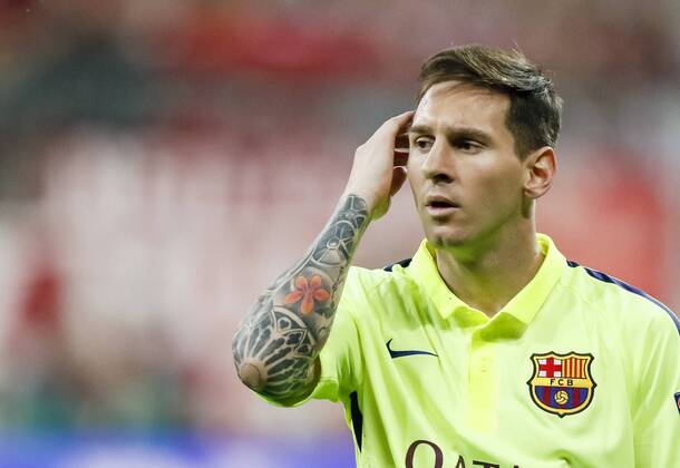 Lionel MESSI, Barca 10 gestikuliert und gibt Anweisungen, Aktion, Einzelbild, Gestik, Geste, Handbewegung, zeigen, deuten , Tatauierung (fachsprachlich), Tätowierung, Tattoo, Tättowierung, Koerperschmuck, , fasst sich an den kopf, Portrait, Porträt FC BAYERN MUENCHEN - FC Barcelona Barca ( 3-2 ) Fussball UEFA Champions League, Halbfinale Rueckspiel, Muenchen, 12.05.2015 CL Saison 2014 2015, FCB, Muenchen