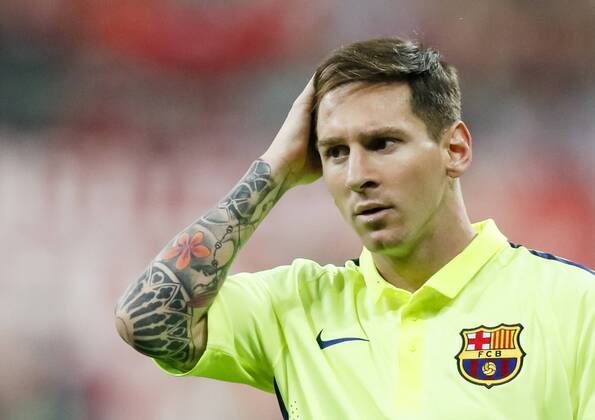 Lionel MESSI, Barca 10 gestikuliert und gibt Anweisungen, Aktion, Einzelbild, Gestik, Geste, Handbewegung, zeigen, deuten , Tatauierung (fachsprachlich), Tätowierung, Tattoo, Tättowierung, Koerperschmuck, , fasst sich an den kopf, Portrait, Porträt FC BAYERN MUENCHEN - FC Barcelona Barca ( 3-2 ) Fussball UEFA Champions League, Halbfinale Rueckspiel, Muenchen, 12.05.2015 CL Saison 2014 2015, FCB, Muenchen