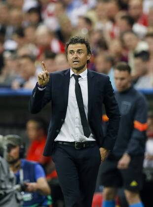 Luis ENRIQUE, Barca Trainer gestikuliert und gibt Anweisungen, Aktion, Einzelbild, Gestik, Geste, Handbewegung, zeigen, deuten , Portrait, Porträt , Trainer, Einzelbild, Freisteller, Geste, Mimik, FC BAYERN MUENCHEN - FC Barcelona Barca ( 3-2 ) Fussball UEFA Champions League, Halbfinale Rueckspiel, Muenchen, 12.05.2015 CL Saison 2014 2015, FCB, Muenchen