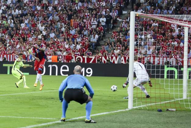 NEYMAR, Barca 11 Torschuss, schiesst das Tor zum 1-2 gegen Manuel NEUER, FCB 1 , Jerome BOATENG (FCB 17) , Spielszene, Strafraumszene, Szene vor dem Tor, Torraum, Torraumszene FC BAYERN MUENCHEN - FC Barcelona Barca ( 3-2 ) Fussball UEFA Champions League, Halbfinale Rueckspiel, Muenchen, 12.05.2015 CL Saison 2014 2015, FCB, Muenchen