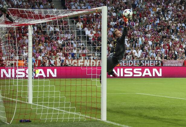 Marc-Andre TER STEGEN, Barca 1 wehrt den Ball ab, fängt, fangen, festhalten, Aktion, Einzelbild, Freisteller, Reaktion, Faustabwehr, Fausten , Einzelaktion mit Ball, Ganzfigur, Freisteller, Einzelbild, Hochformat, Aktion, Ganzkörper, Einzelaufnahmen, Action Ballannahme, Ballbehandlung FC BAYERN MUENCHEN - FC Barcelona Barca ( 3-2 ) Fussball UEFA Champions League, Halbfinale Rueckspiel, Muenchen, 12.05.2015 CL Saison 2014 2015, FCB, Muenchen