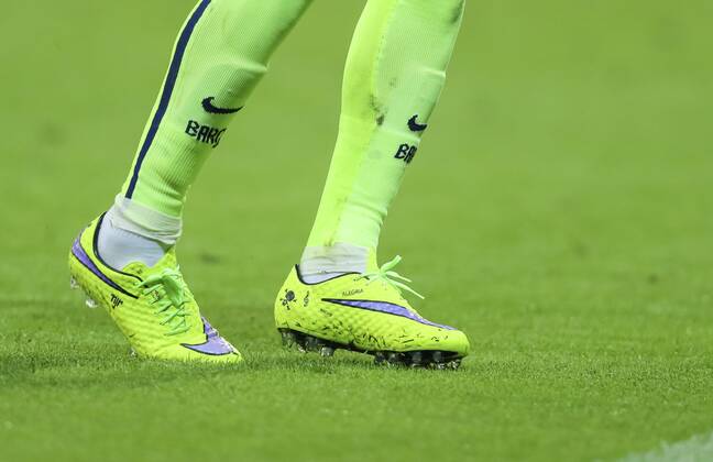 Symbol Fussballerbeine, Fussballschuhe, Aktion, Schuhe Stollen Erde, Stutzen, Socken, Aufdruck Alegria Freude, von NEYMAR, Barca 11 FC BAYERN MUENCHEN - FC Barcelona Barca ( 3-2 ) Fussball UEFA Champions League, Halbfinale Rueckspiel, Muenchen, 12.05.2015 CL Saison 2014 2015, FCB, Muenchen