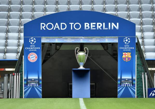 12.05.2015, Fussball, Saison 2014 15, Champions League, 2014 15, Halbfinale, FC Bayern München - FC Barcelona Barca 3:2 Der Champions League Pokal im Portal Road to Berlin