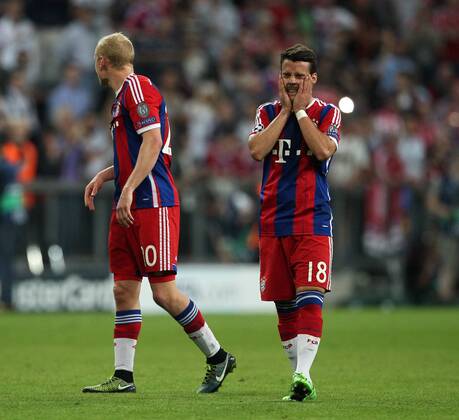 Sebastian Rode, Juan Bernat enttäuscht nach Spielende Enttäuschung Fußball Fussball UEFA Championsleague Herren Halbfinale Rückspiel Saison 2014 2015 12.05.2015 FC Bayern München vs. FC Barcelona Barca FCB