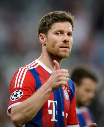 12. Mai 2015: Muenchen, Allianz Arena: Fussball UEFA Champions League, Halbfinale: FC Bayern Muenchen - FC Barcelona Barca Muenchens Xabi Alonso - Abgang nach dem Spiel.