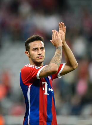 12. Mai 2015: Muenchen, Allianz Arena: Fussball UEFA Champions League, Halbfinale: FC Bayern Muenchen - FC Barcelona Barca Muenchens Thiago Alcantara - Abgang nach dem Spiel.