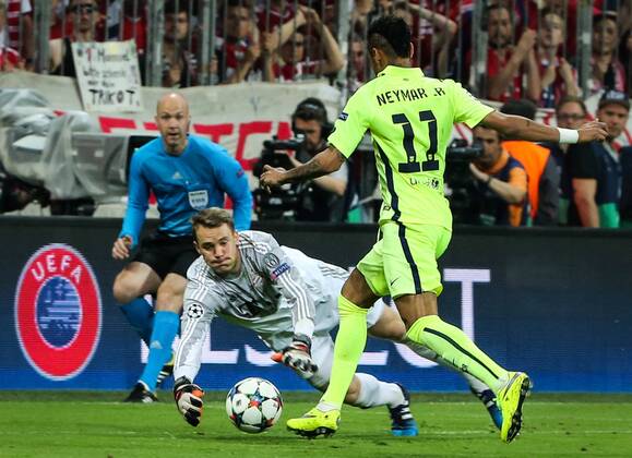 Bayern Munich s Manuel Neuer (C) blocks as Barcelona s Neymar (R) takes a shot during the UEFA Champions League semi-final second leg match between Barcelona and Bayern Munich, in Munich, Germany, on May 12, 2015. Bayern Munich won the match 3-2 but Barcelona qualified for the final with a total score 5-3. ) (SP)GERMANY-MUNICH-UEFA CHAMPIONS-SEMIFINAL PhilippexRuiz 