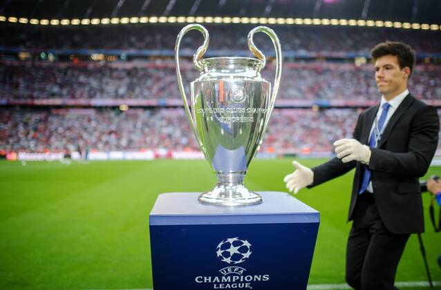 12. Mai 2015: Muenchen, Allianz Arena: Fussball UEFA Champions League, Halbfinale: FC Bayern Muenchen - FC Barcelona Barca Die Trophäe der UEFA Champions League auf einem Sockel.